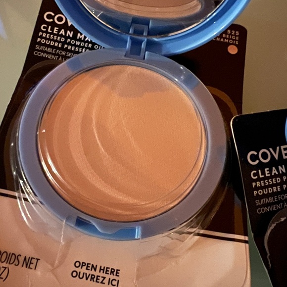 2 CoverGirl Clean Matte Pressed Powder Oil Control Sensitive Skin Buff Beige 525 - Picture 2 of 5